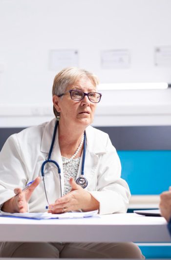 Assurance santé senior dépassement d’honoraires 2025 : remboursements et conseils listepro