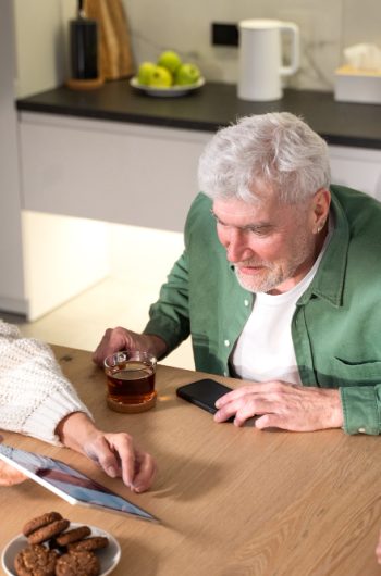 Comment Comparer les Garanties des Mutuelles Santé Senior en 2025 ? listepro